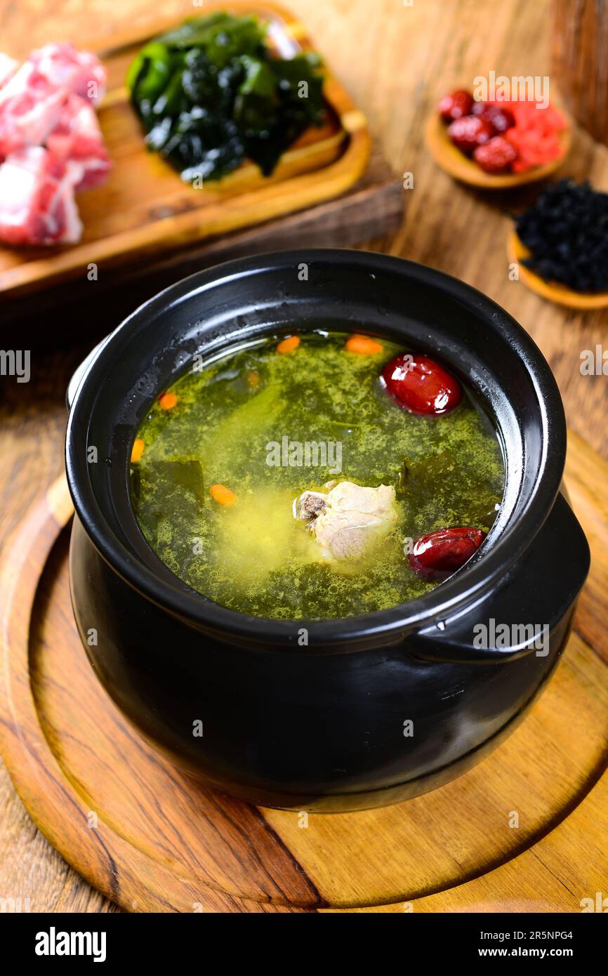 Costolette di maiale con zuppa di kelp Foto Stock