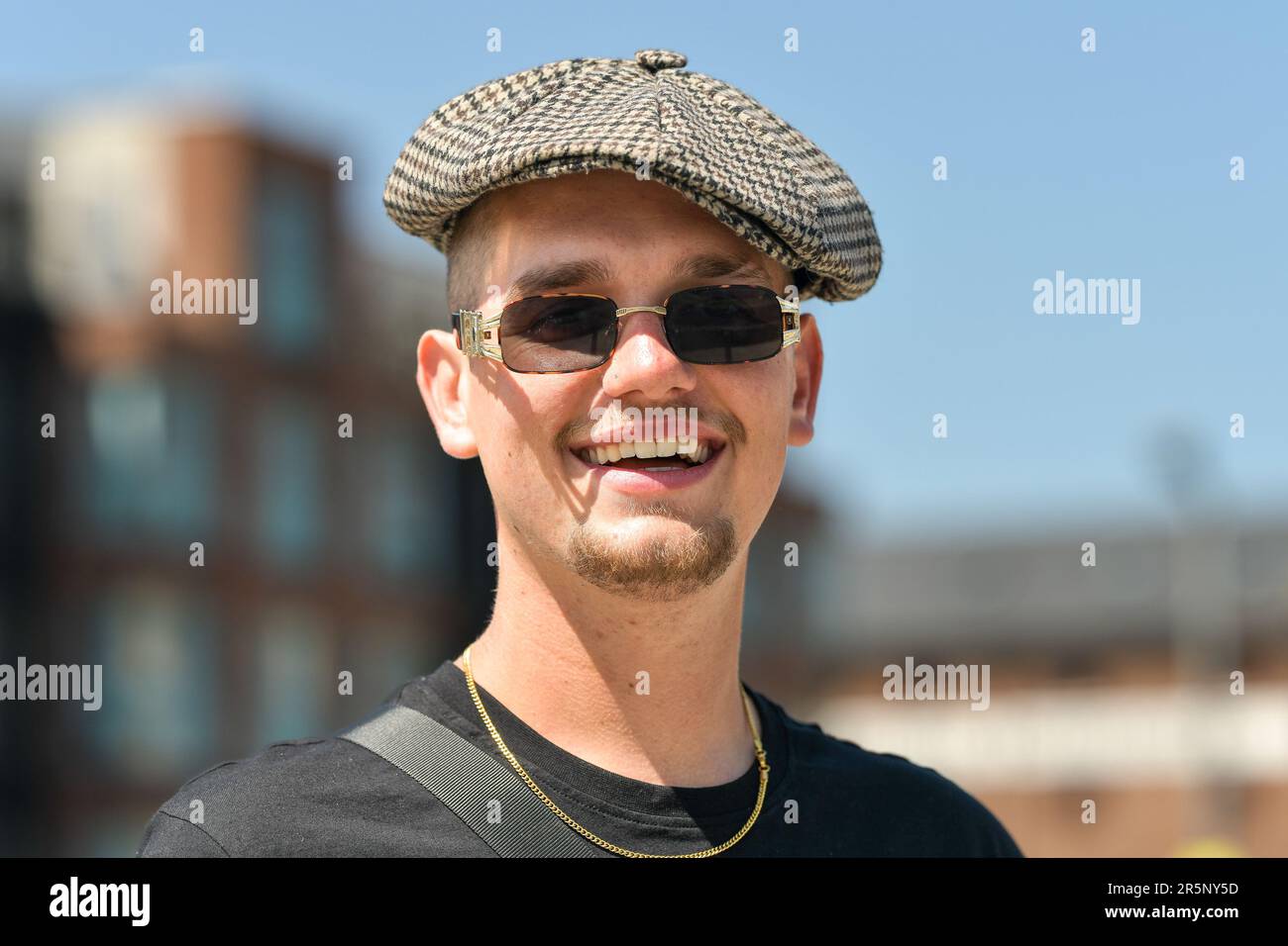 Uomo che indossa un cappuccio piatto Foto Stock