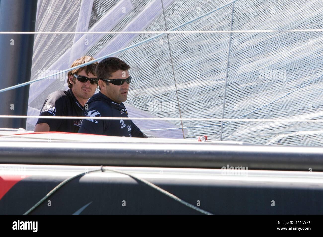 I bowmen Richard Meacham, a sinistra, e Jeremy Lomas dell'Emirates Team New Zealand eseguono prove sul loro nuovo TP52, uno yacht da 15 persone Foto Stock