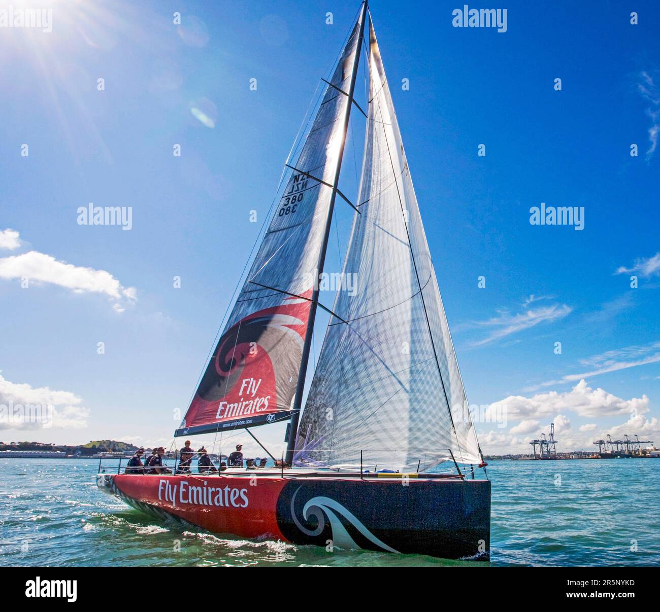 Emirates Team New Zealand effettua prove sul loro nuovo TP52, uno yacht da 15 persone costruito per competere sul circuito MedCup, Waitemata Harbour, Auckland, Foto Stock