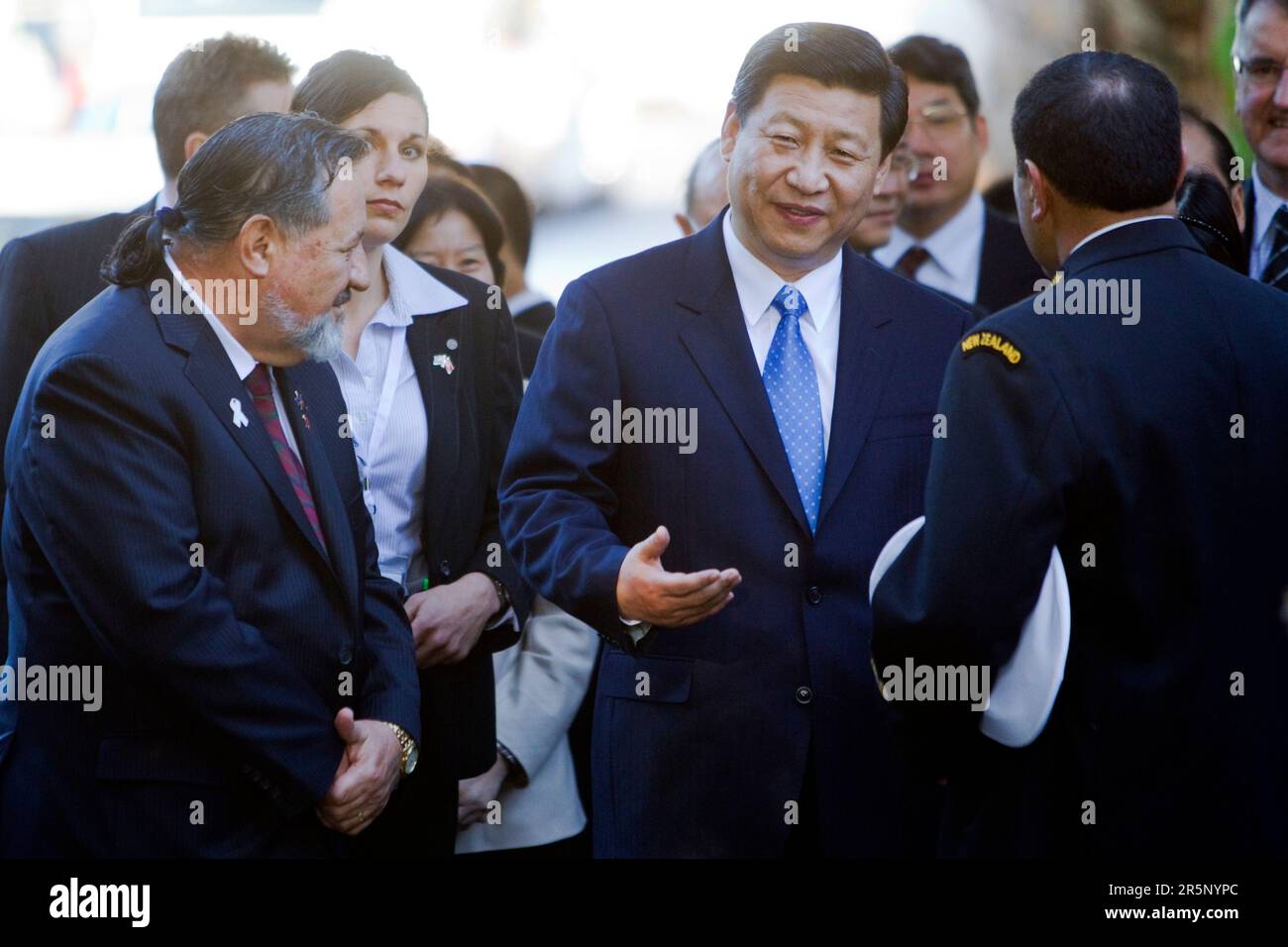 Il Ministro degli Affari Maori, Pita Sharples, di sinistra, dà il benvenuto a sua Eccellenza Xi Jinping Vicepresidente della Repubblica popolare cinese Foto Stock