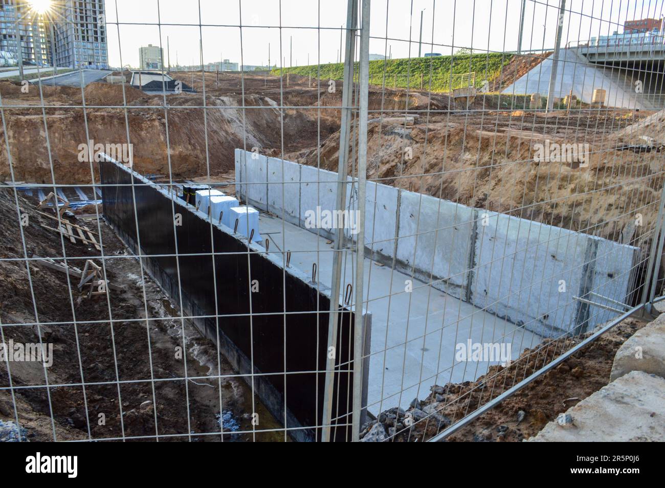 maglia densa e grossolana di metallo al luogo di costruzione. recinzioni particolarmente pericolosi cantieri da visitare persone. dietro la griglia c'è una sabbia Foto Stock