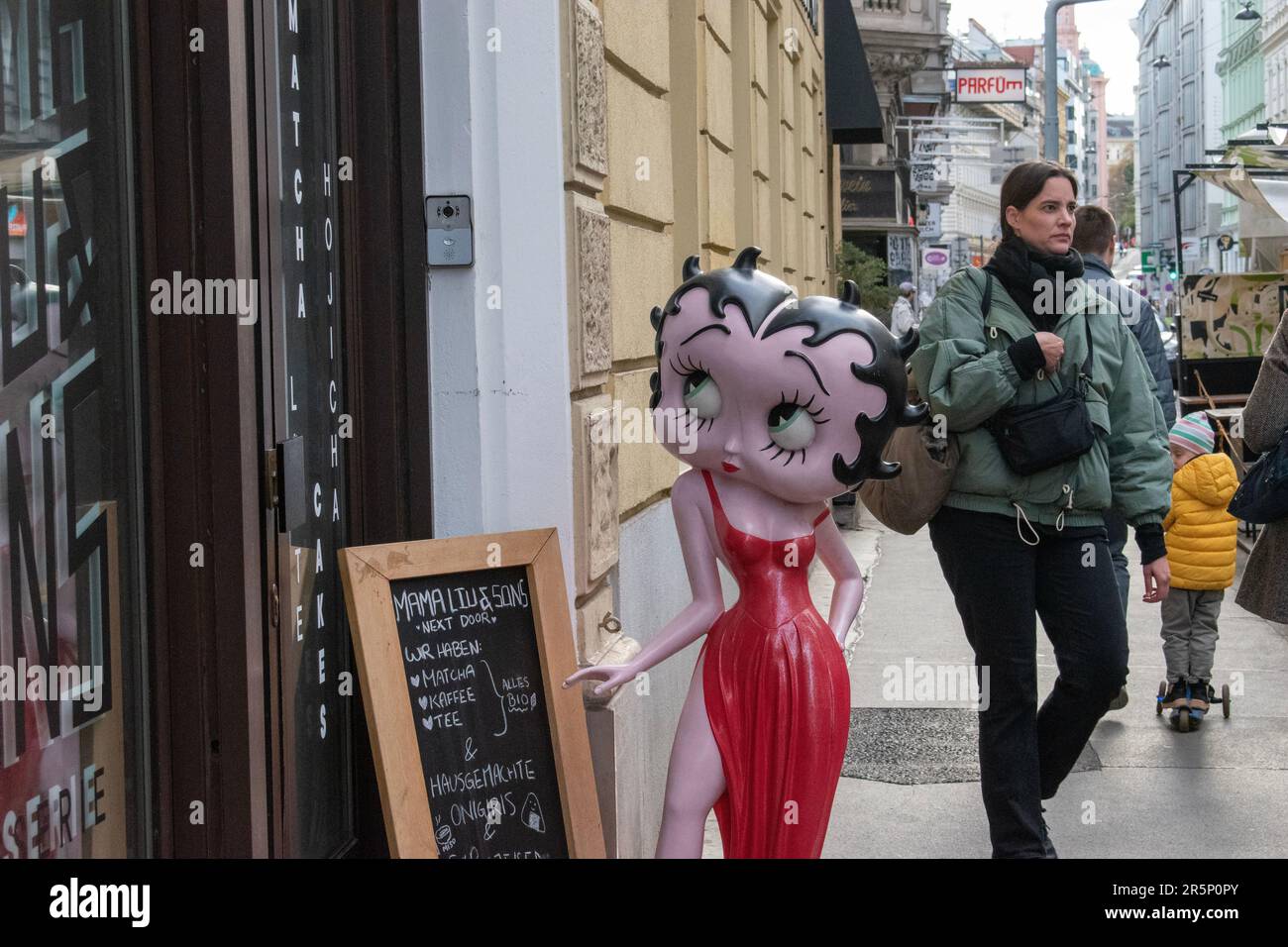 vienna, austria. il 1 aprile 2023 i compagni di marciapiede passeranno vicino a un affascinante ristorante europeo (vita quotidiana in europa) Foto Stock