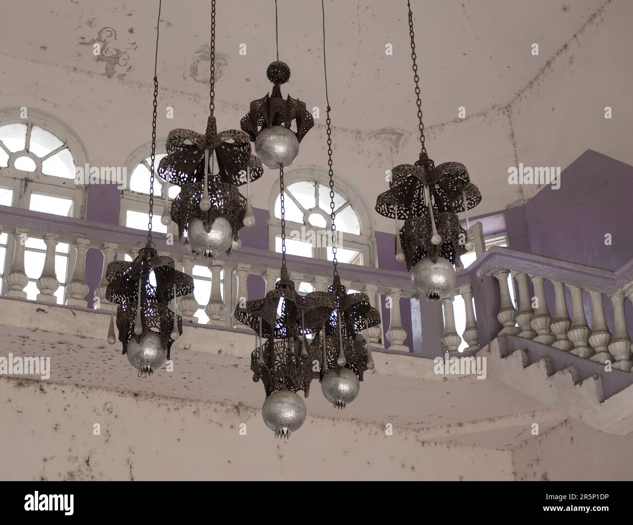 Antichi lampadari in forma di melograno nell'edificio abbandonato, focalizzazione selettiva. Decorazioni d'interni in stile retrò Foto Stock
