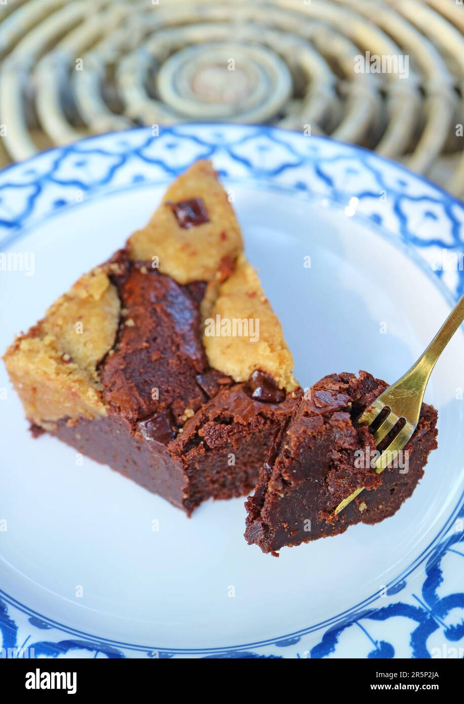 Primo piano di una forchetta che raccoglie una deliziosa Brookie al cioccolato Foto Stock
