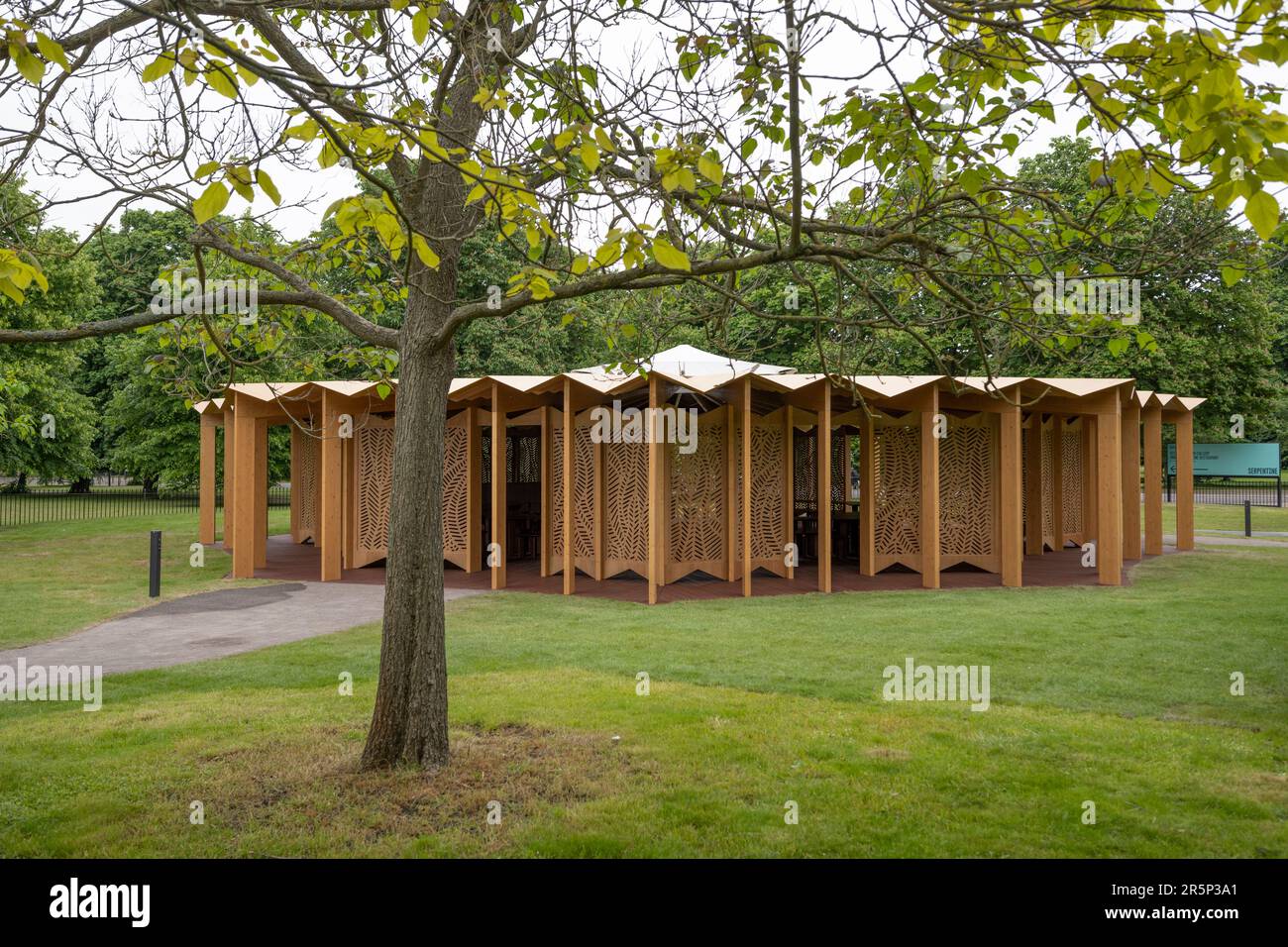 Kensington Gardens, Londra, Regno Unito. 5th giugno, 2023. Viene svelato il Padiglione a serpentina del 22nd, progettato dall'architetto francese-libanese lirese Lina Ghotmeh e intitolato à table. Una struttura in legno copre un tavolo circolare dove i visitatori possono stare insieme intorno allo stesso spazio. Credit: Malcolm Park/Alamy Live News Foto Stock