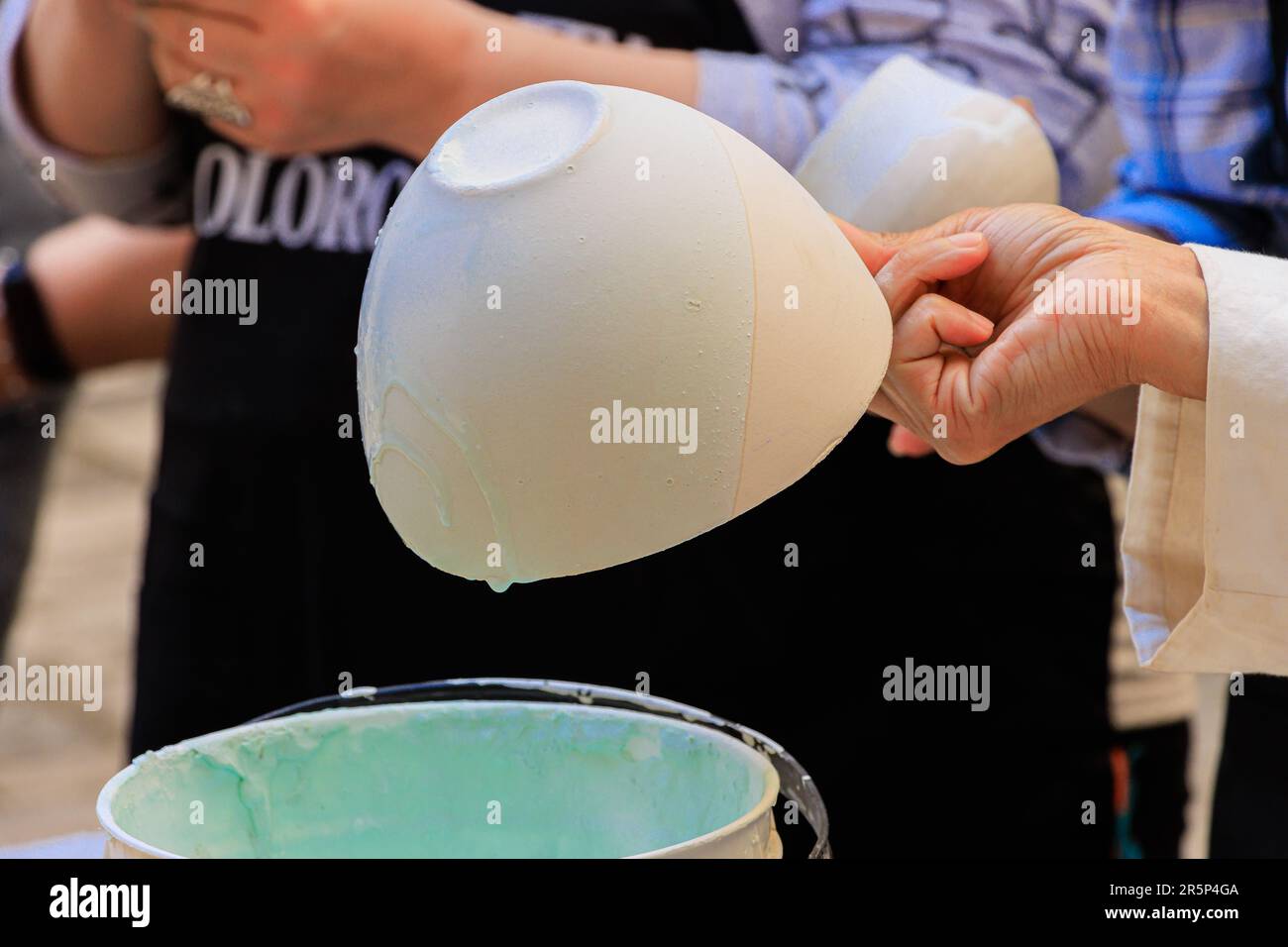 La produzione di Raku è un processo complesso che capovolge completamente i principi di base della produzione tradizionale di maiolica Foto Stock