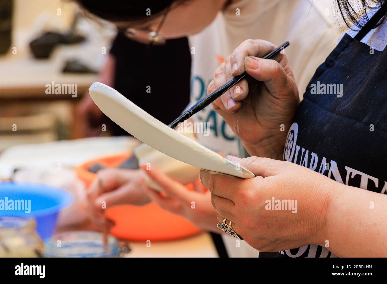 La produzione di Raku è un processo complesso che capovolge completamente i principi di base della produzione tradizionale di maiolica Foto Stock
