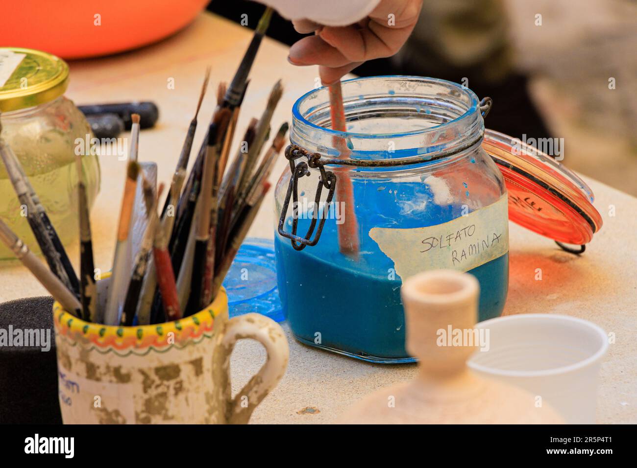 La produzione di Raku è un processo complesso che capovolge completamente i principi di base della produzione tradizionale di maiolica Foto Stock