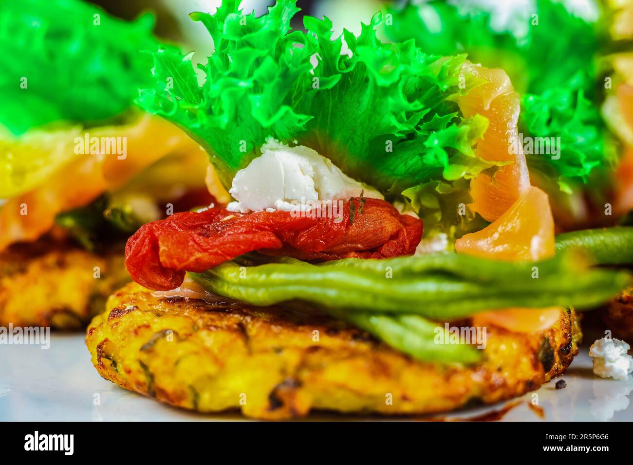 Un piatto di frutta e verdura appena preparata, che offre un pasto sano e nutriente per il benessere. Foto Stock