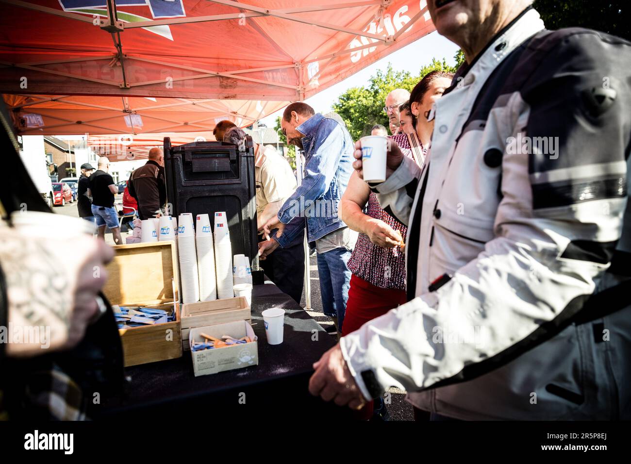 HOLTUM - i dipendenti della fabbrica di automobili VDL Nedcar stanno ancora una volta mettendo a punto il loro lavoro. Con gli scioperi vogliono applicare un migliore piano sociale per il personale che perde il proprio lavoro a causa della scadenza del contratto di produzione con BMW. Di conseguenza, la fabbrica non avrà più un cliente importante. ANP ROB ENGELAAR olanda fuori - belgio fuori Foto Stock