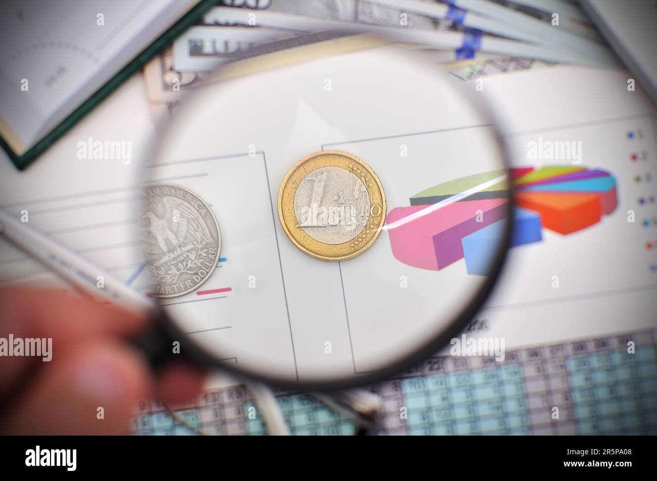 Studio delle monete in euro con lente d'ingrandimento Foto Stock