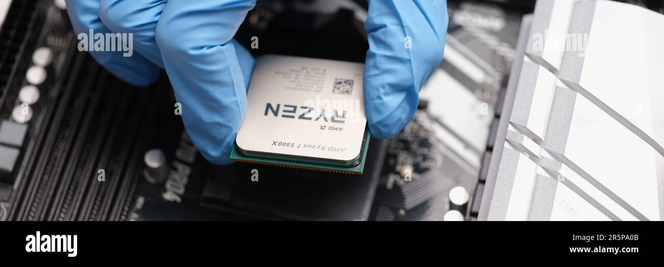 Tbilisi, Georgia - 25 agosto 2022: Primo piano del processore AMD RYZEN sulla scheda madre del PC Foto Stock