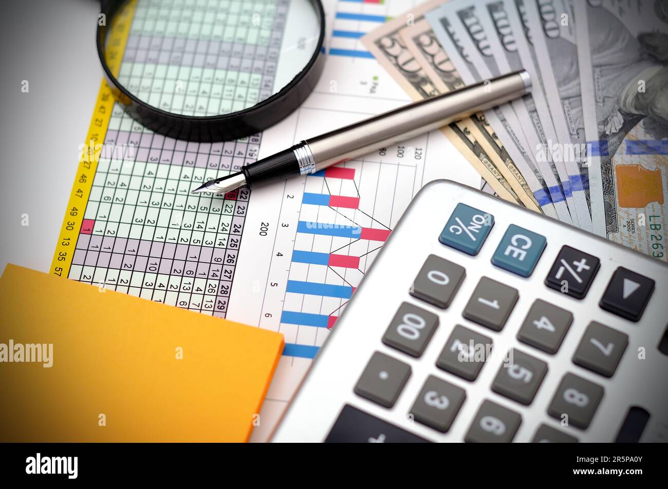 Denaro, penna e calcolatrice sul tavolo Foto Stock