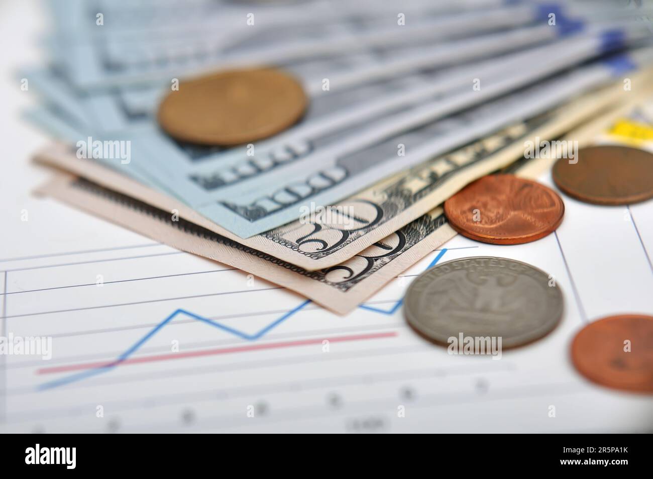 Denaro e un quarto di dollaro sulla relazione annuale Foto Stock