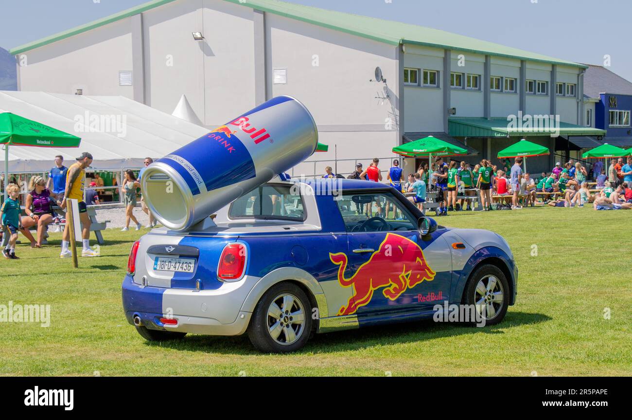 Vendita Red Bull auto promozionale e pubblicitaria parcheggiata presso la sede sportiva Foto Stock