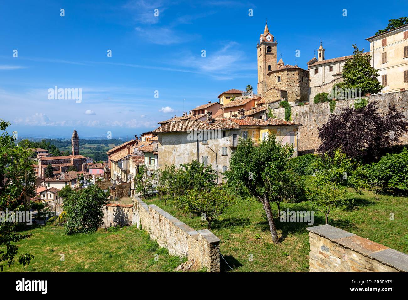 Vista della città medievale di Monforte d'Alba sulla collina sotto il cielo blu in Piemonte. Foto Stock