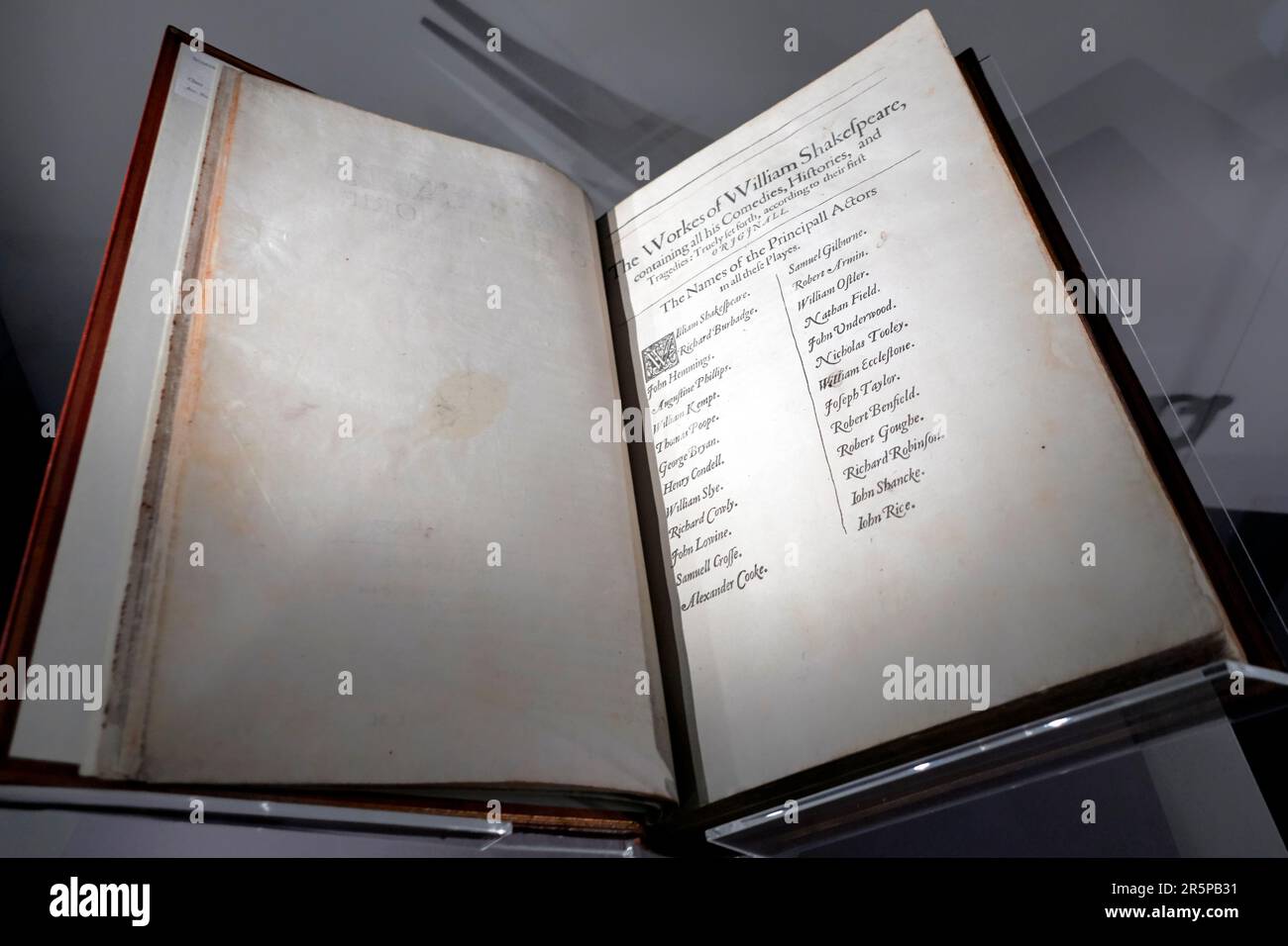 Il primo Folio di William Shakespeare intitolato 'Labour Love'; che mostra i nomi dei principali attori in tutte le opere teatrali e datato 1623 Foto Stock
