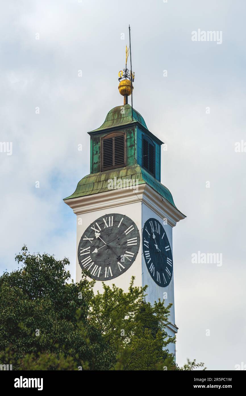 La torre dell'orologio bianco, uno dei più significativi monumenti e simboli della Fortezza di Petrovaradin e Novi Sad Foto Stock