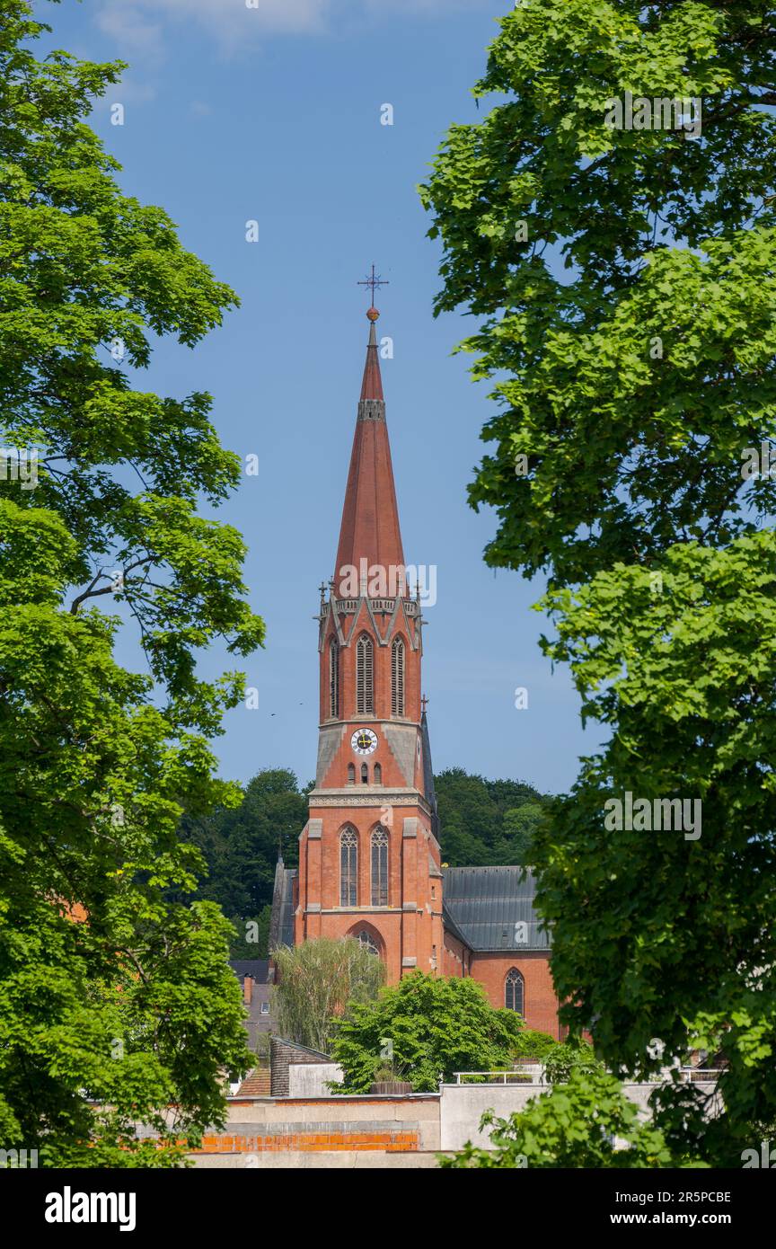 La chiesa Stadtpfarrkirche St. Nikolaus della città di Zwiesel in Baviera, Germania in una giornata di sole con le nuvole Foto Stock
