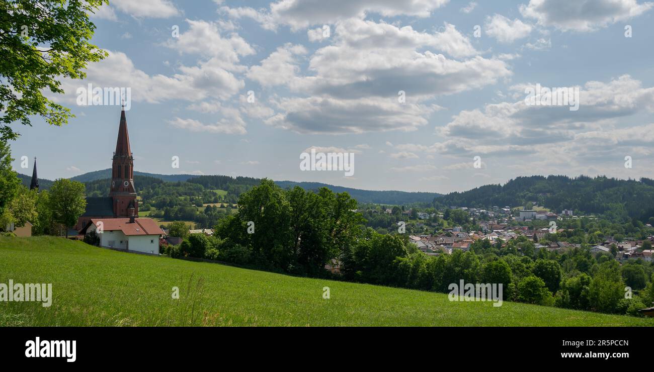Panoramica della città di Zwiesel in Baviera, Germania in una giornata di sole con le nuvole Foto Stock