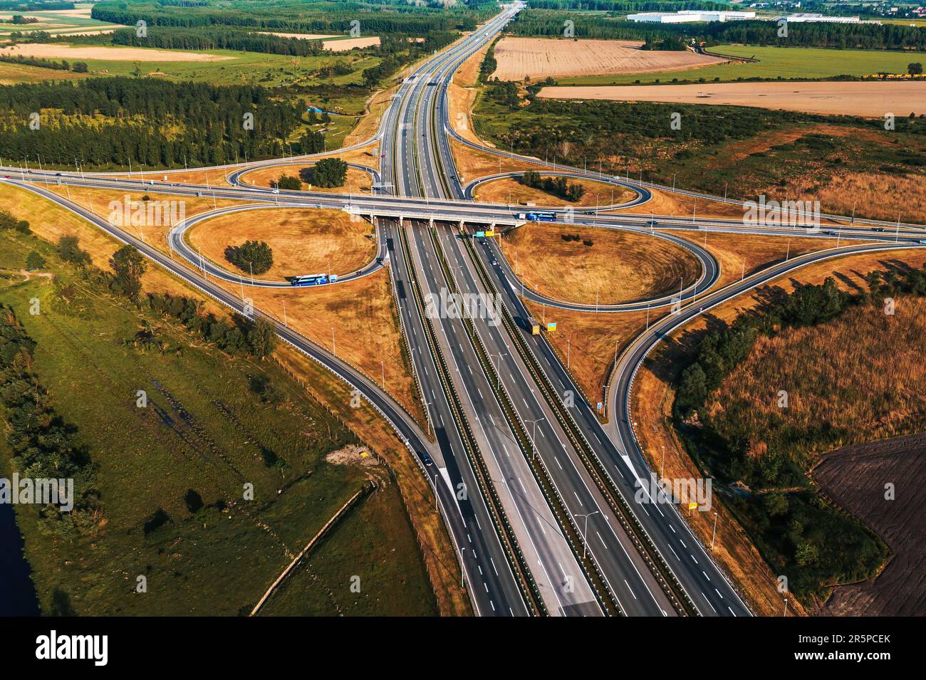 Interscambio autostradale a forma di foglia di trifoglio dal drone pov, vista ad angolo alto Foto Stock