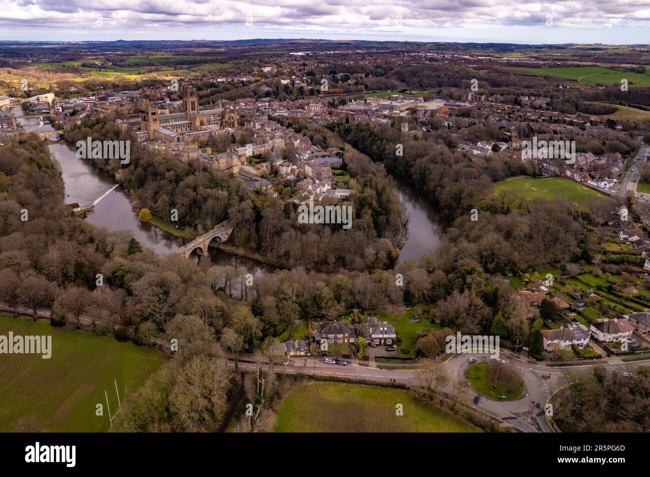 Splendida immagine del drone della città di Durham presa dall'alto di Observatory Hill in una mattinata invernale. Foto Stock