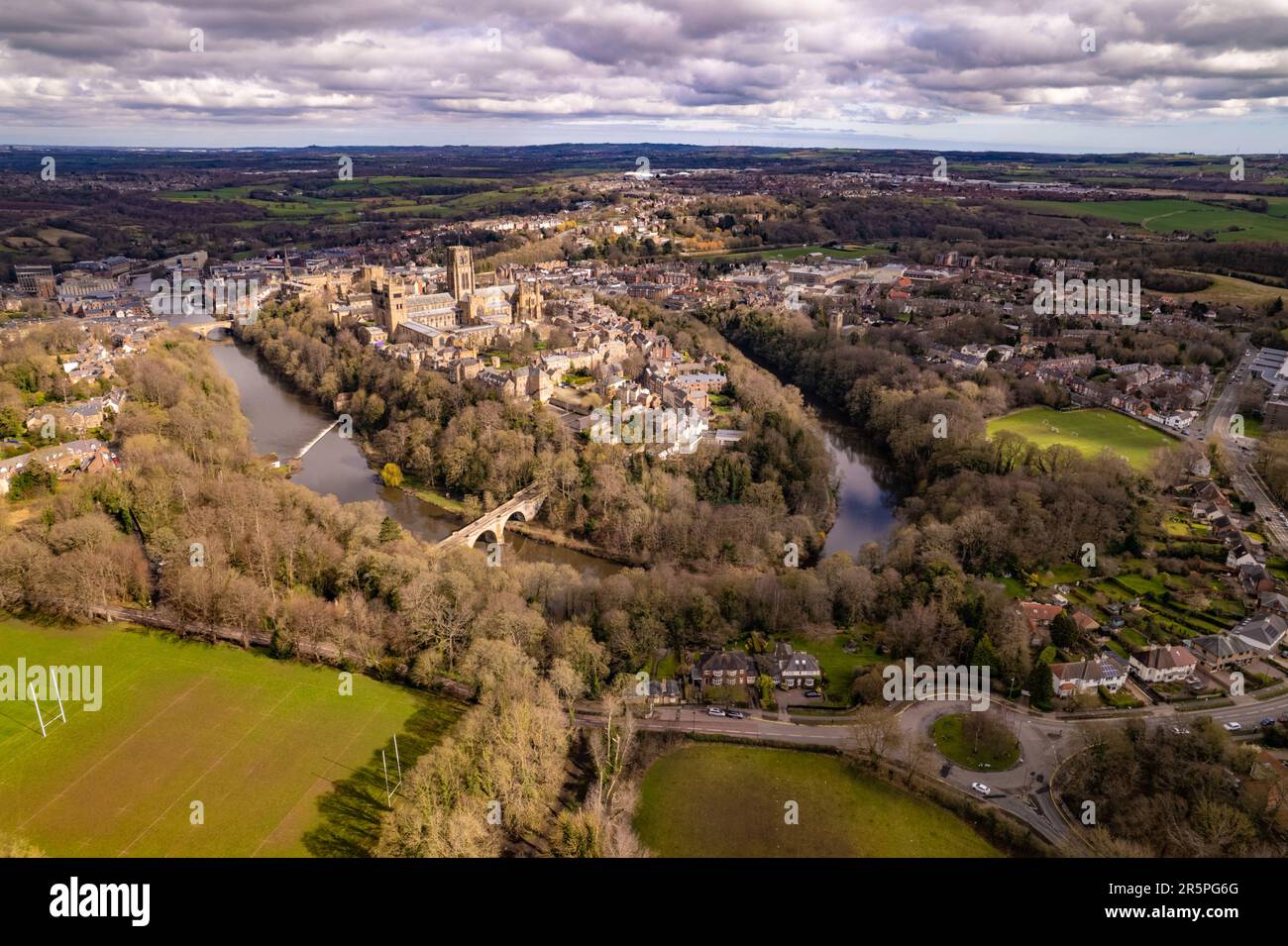 Splendida immagine del drone della città di Durham presa dall'alto di Observatory Hill in una mattinata invernale. Foto Stock