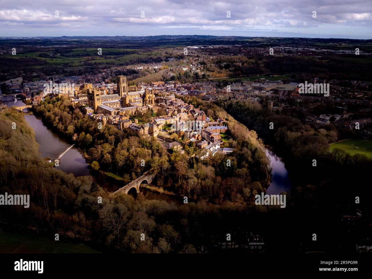 Splendida immagine del drone della città di Durham presa dall'alto di Observatory Hill e bagnata dalla luce solare invernale Foto Stock