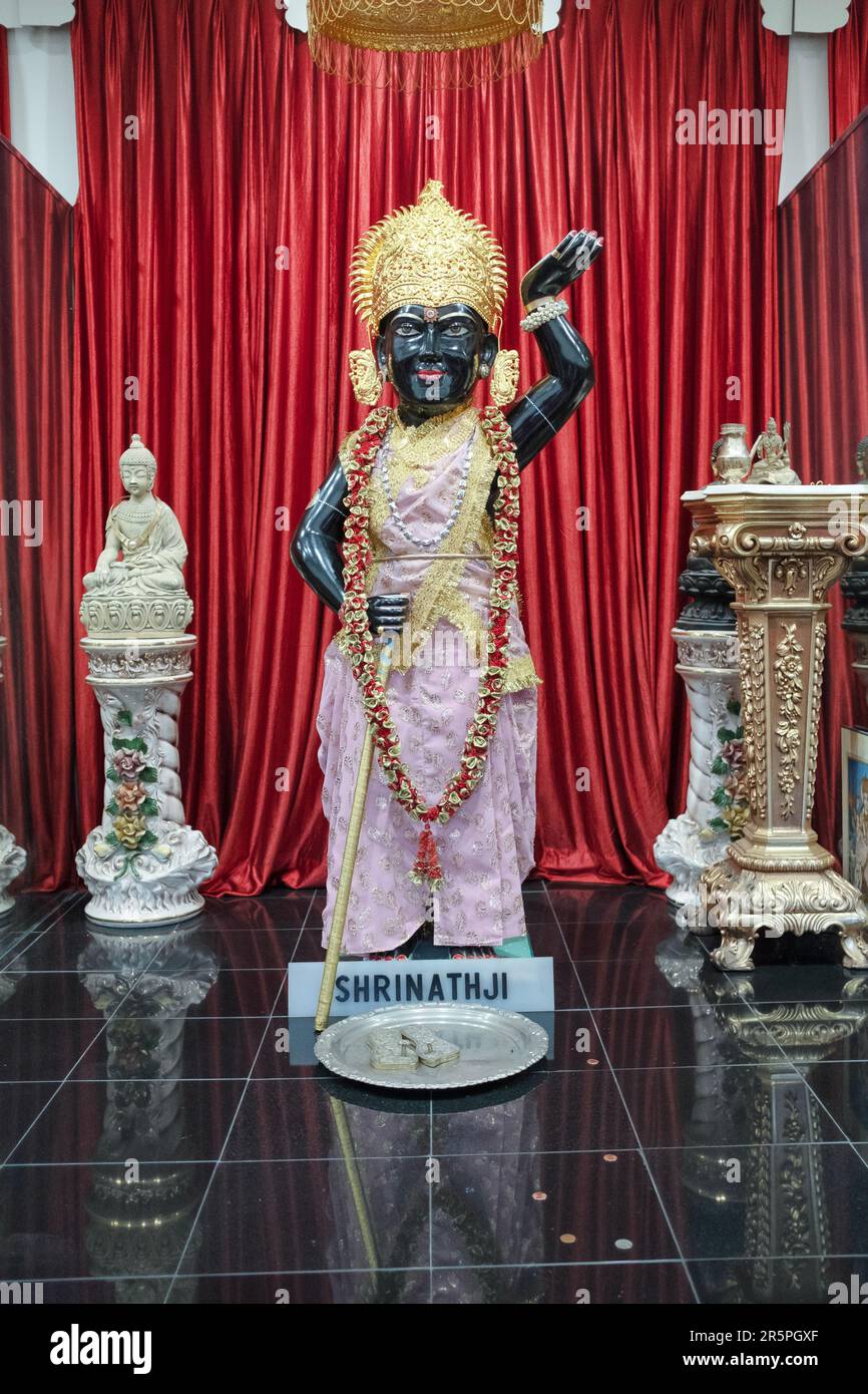 Una statua della divinità indù Shrinathji, una manifestazione giovanile del Signore Krishna. Al tempio Geeta a Corona, Queens, New York. Foto Stock