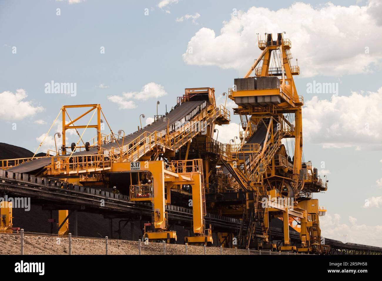 Macchine per la movimentazione del carbone a Port Waratah a Newcastle, il più grande porto di carbone del mondo. Il carbone proveniente dalle miniere di carbone a cielo aperto della Hunter Valley viene esportato in tutto il mondo da qui Foto Stock