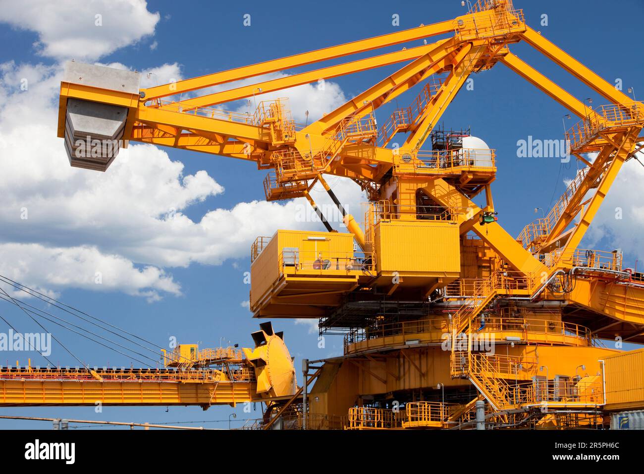 Macchine per la movimentazione del carbone a Port Waratah a Newcastle, il più grande porto di carbone del mondo. Il carbone proveniente dalle miniere di carbone a cielo aperto della Hunter Valley viene esportato in tutto il mondo da qui Foto Stock