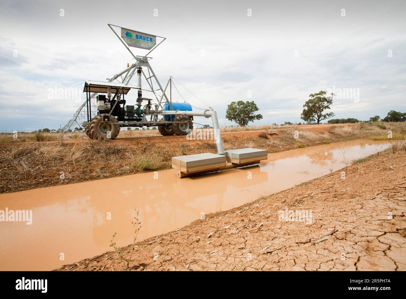 Un fosso di irrigazione vicino a Echuca, Victoria, Australia. Victoria è stata afferrata da una siccità senza precedenti negli ultimi 10 anni. L'agricoltura ha sofferto molto e sarebbe impossi Foto Stock