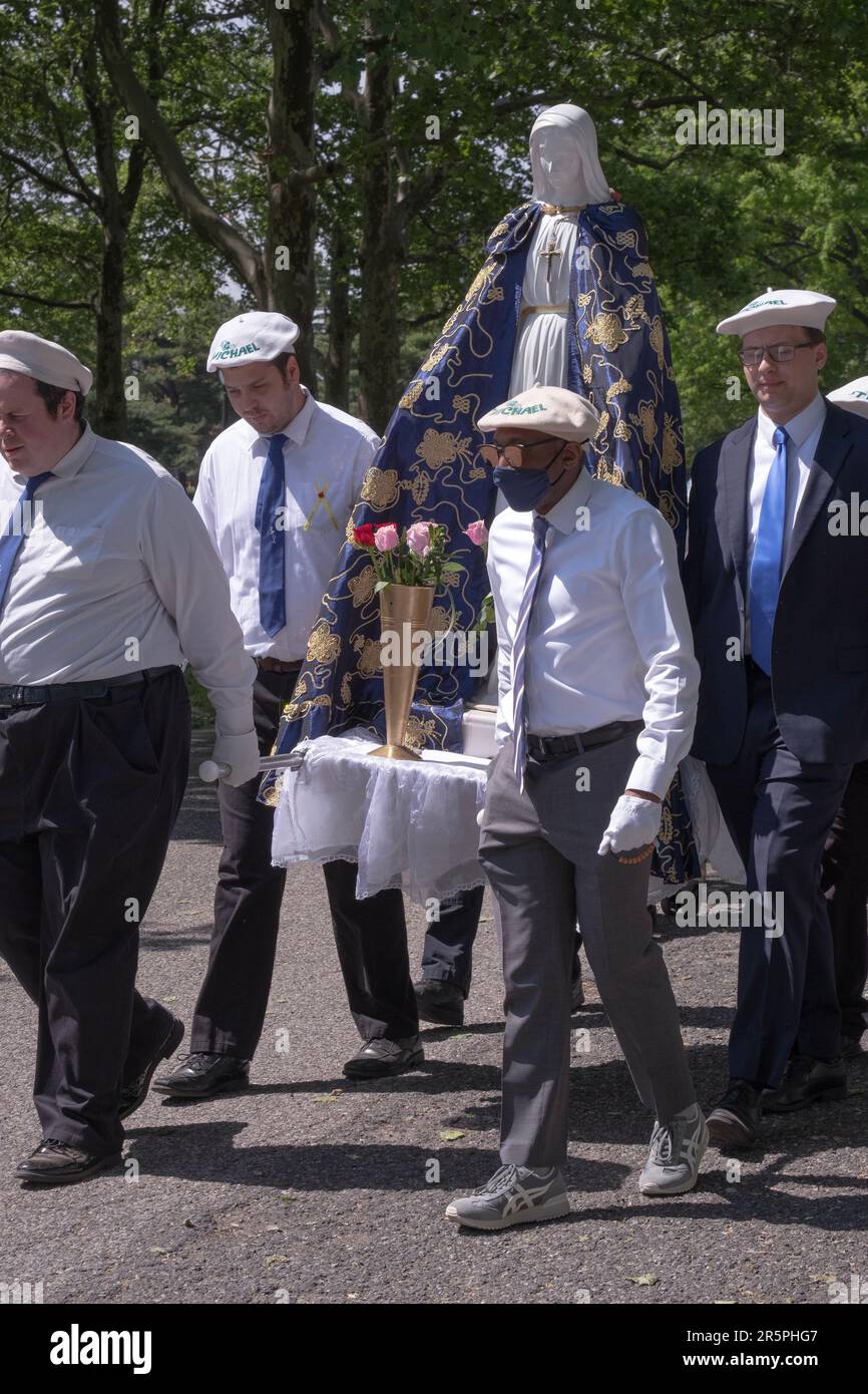 La processione all'inizio di un servizio coronato di maggio a Flushing Meadows Corona Park a Queens, New York. Foto Stock