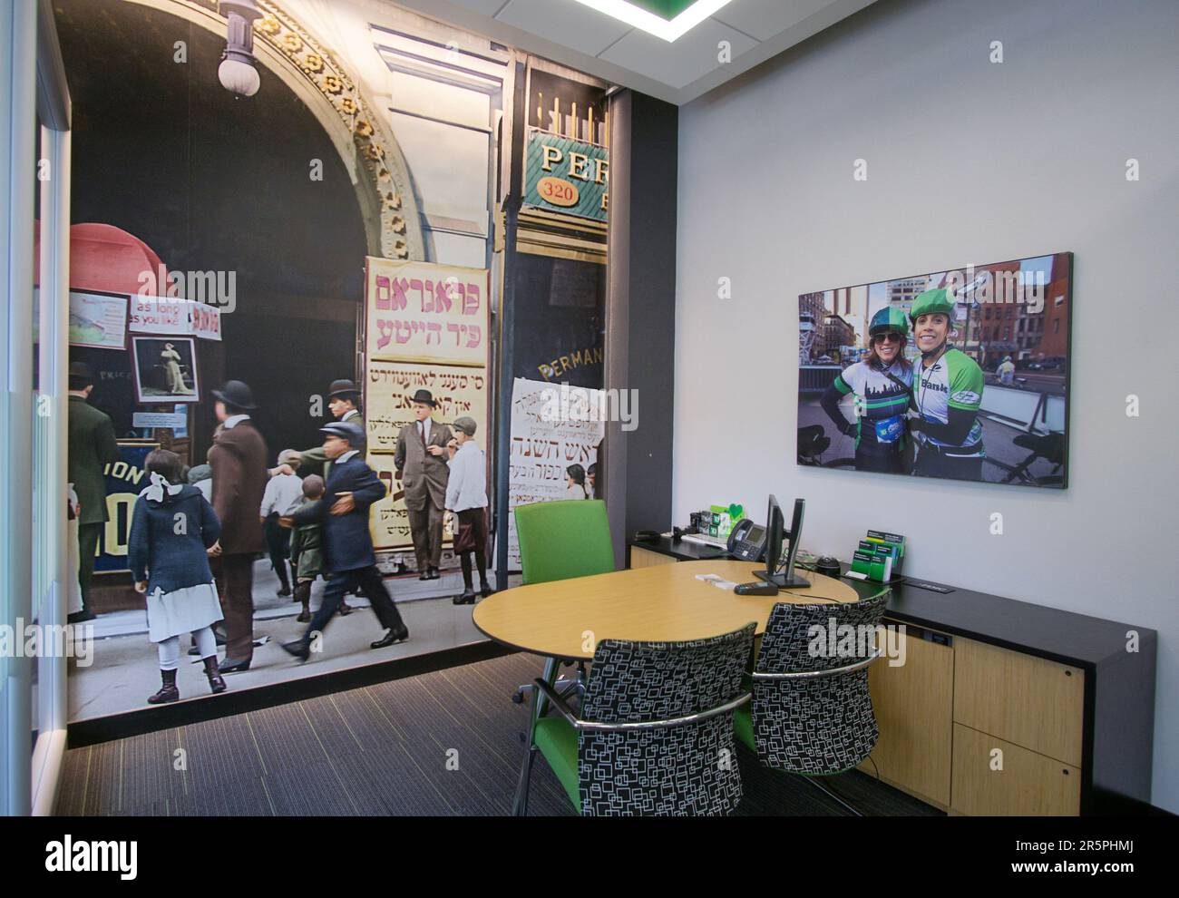 Come tributo alla storia del quartiere, una banca TD sul lato inferiore orientale pubblica una grande foto della vita ebraica nella metà del 20th ° secolo. A Manhattan, New York Foto Stock
