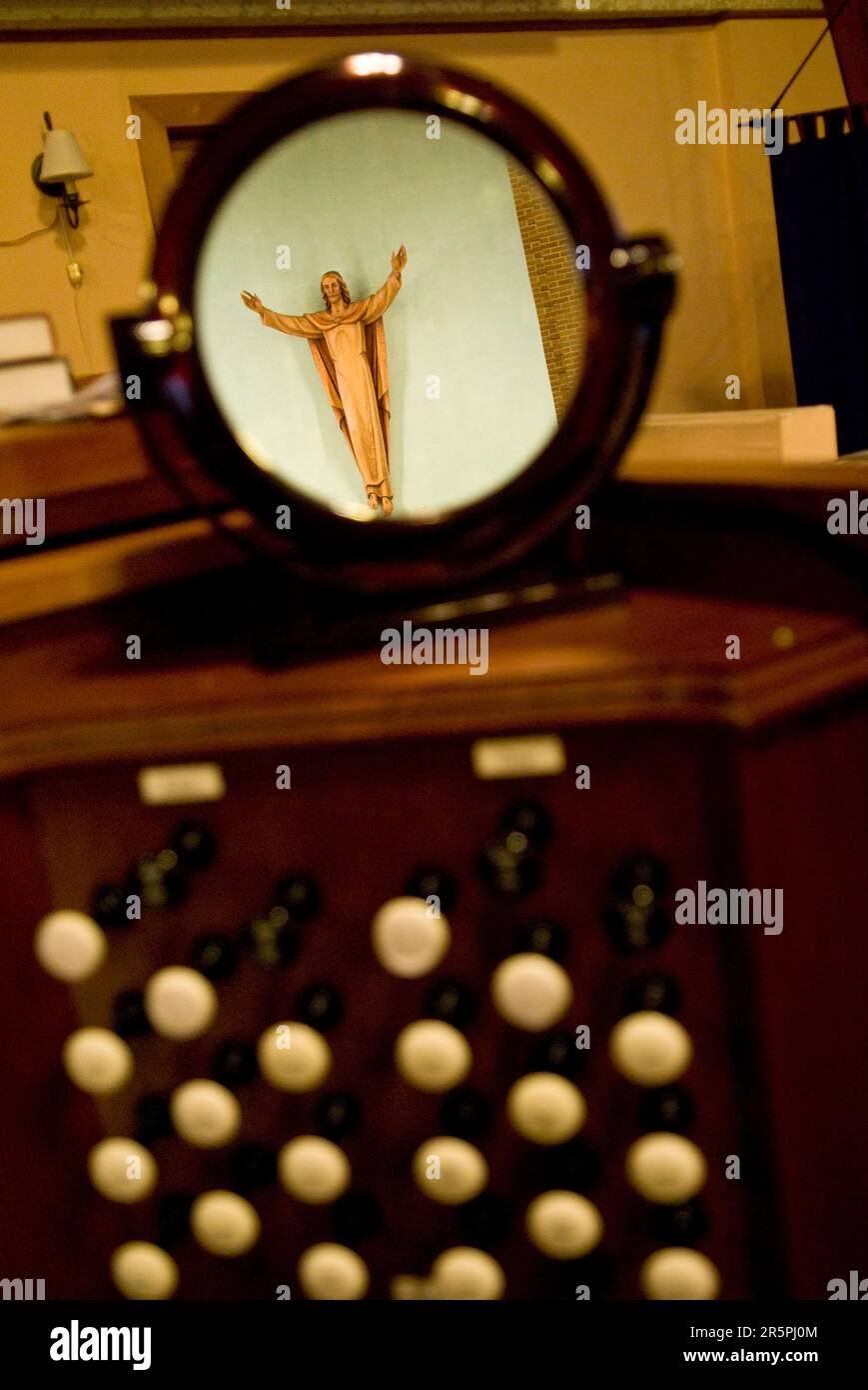 Lo specchio di un organista riflette Gesù alla Santa Andrew's Episcopal Church in Uptown, New Orleans. Foto Stock