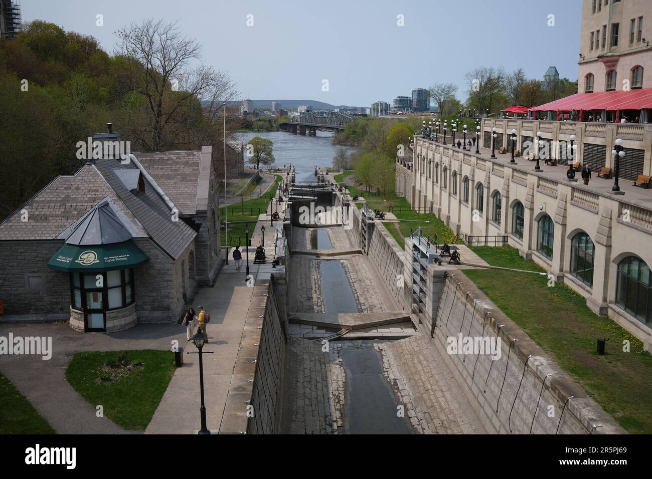 Il canale Rideau di Ottawa, Canada, vicino al punto in cui si unisce al fiume Ottawa Foto Stock