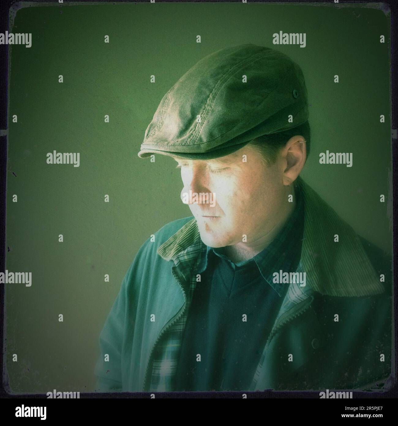 Un ritratto tranquillo di un uomo in berretto e giacca di cotone cerato in una giornata invernale piovosa - Fair Oaks California Foto Stock