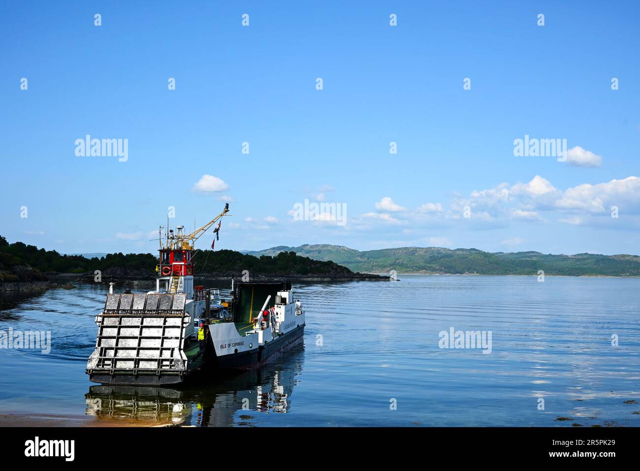 Il traghetto Caedonian Macbrane 'Isola di Cumbrae' si avvicina al porto di Tarbert sulla penisola di Kintyre sul Loch Fyne, Argyll, Scozia. Foto Stock