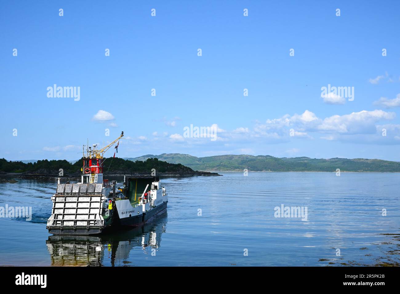 Il traghetto Caedonian Macbrane 'Isola di Cumbrae' si avvicina al porto di Tarbert sulla penisola di Kintyre sul Loch Fyne, Argyll, Scozia. Foto Stock