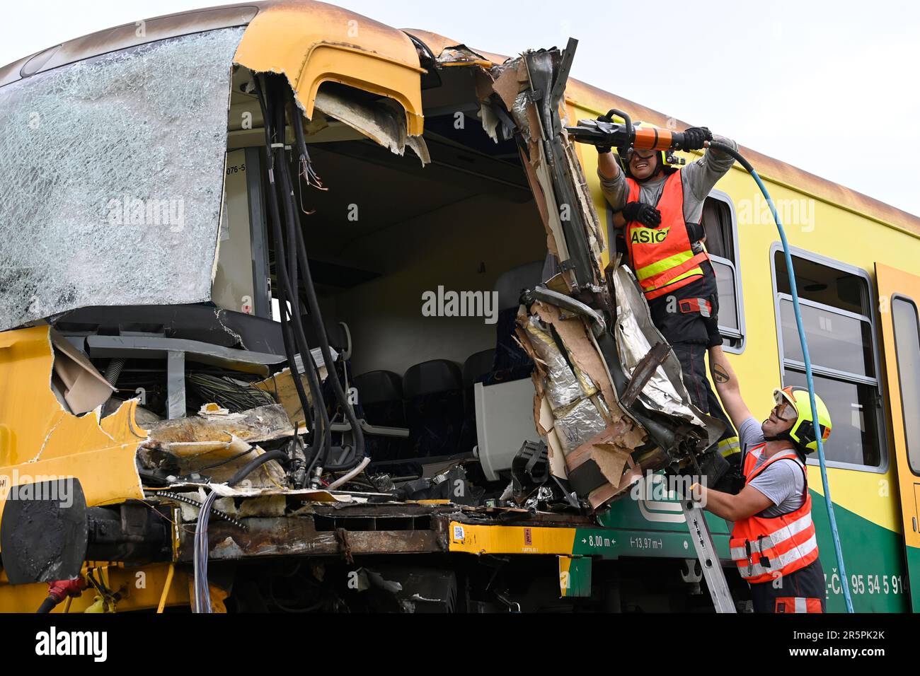 Holesov, Repubblica Ceca. 05th giugno, 2023. Dieci persone ferite dopo la collisione di treno e auto vicino Holesov, Moravia meridionale, Repubblica Ceca, 5 giugno 2023, Engine driver soffrì lesioni gravi accreditamento: Galibor Gluck/CTK Photo/Alamy Live News Foto Stock