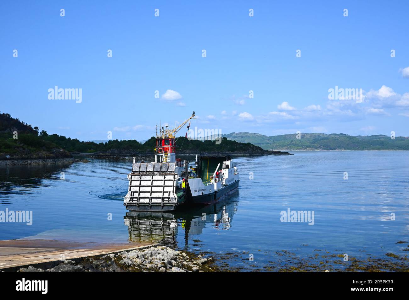 Il traghetto Caedonian Macbrane 'Isola di Cumbrae' si avvicina al porto di Tarbert sulla penisola di Kintyre sul Loch Fyne, Argyll, Scozia. Foto Stock