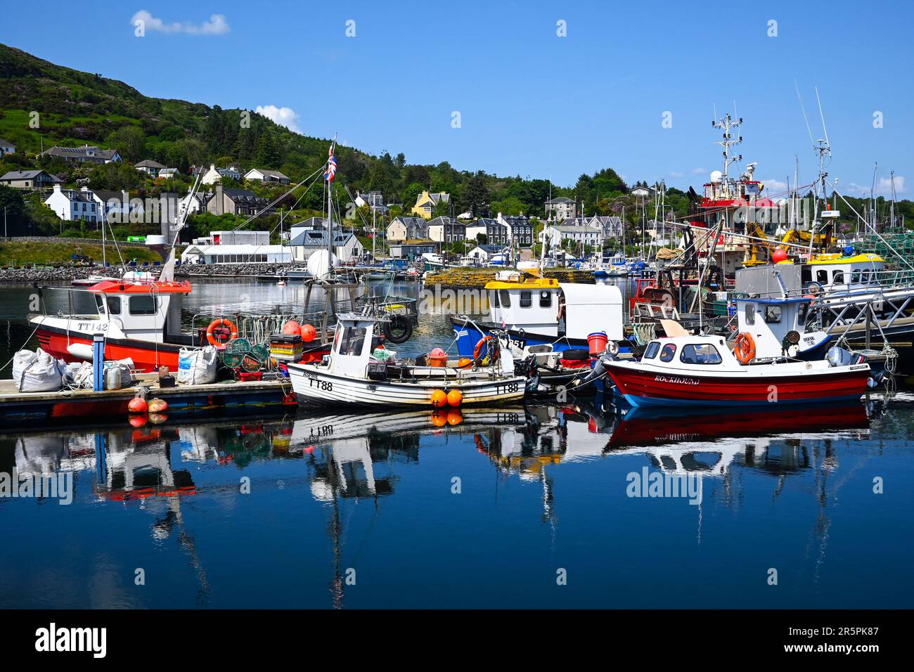 Una vista delle navi ormeggiate a Tarbert Harbour, Loch Fyne, Argyll, Scozia. Foto Stock