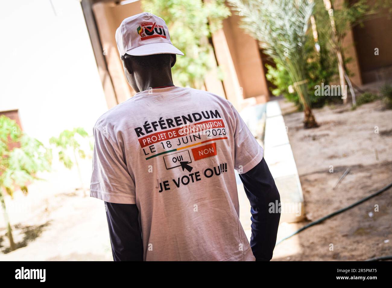 Dr/le Pictorium, Mali. , . Mali - Un giovane indossa una T-shirt e un cappello con il logo del referendum sul nuovo progetto di costituzione del Mali, che si terrà il 18 giugno 2023. Credit: LE PICTORIUM/Alamy Live News Foto Stock