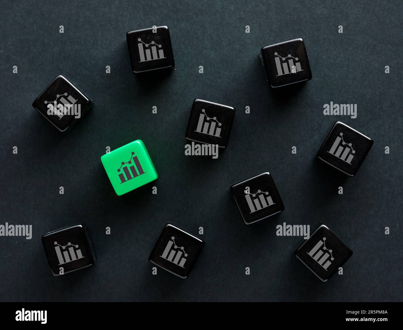 Business con le migliori prestazioni di crescita finanziaria. Aumento dei profitti, del reddito e della produttività. Sviluppo economico di successo. Simboli grafici in nero Foto Stock