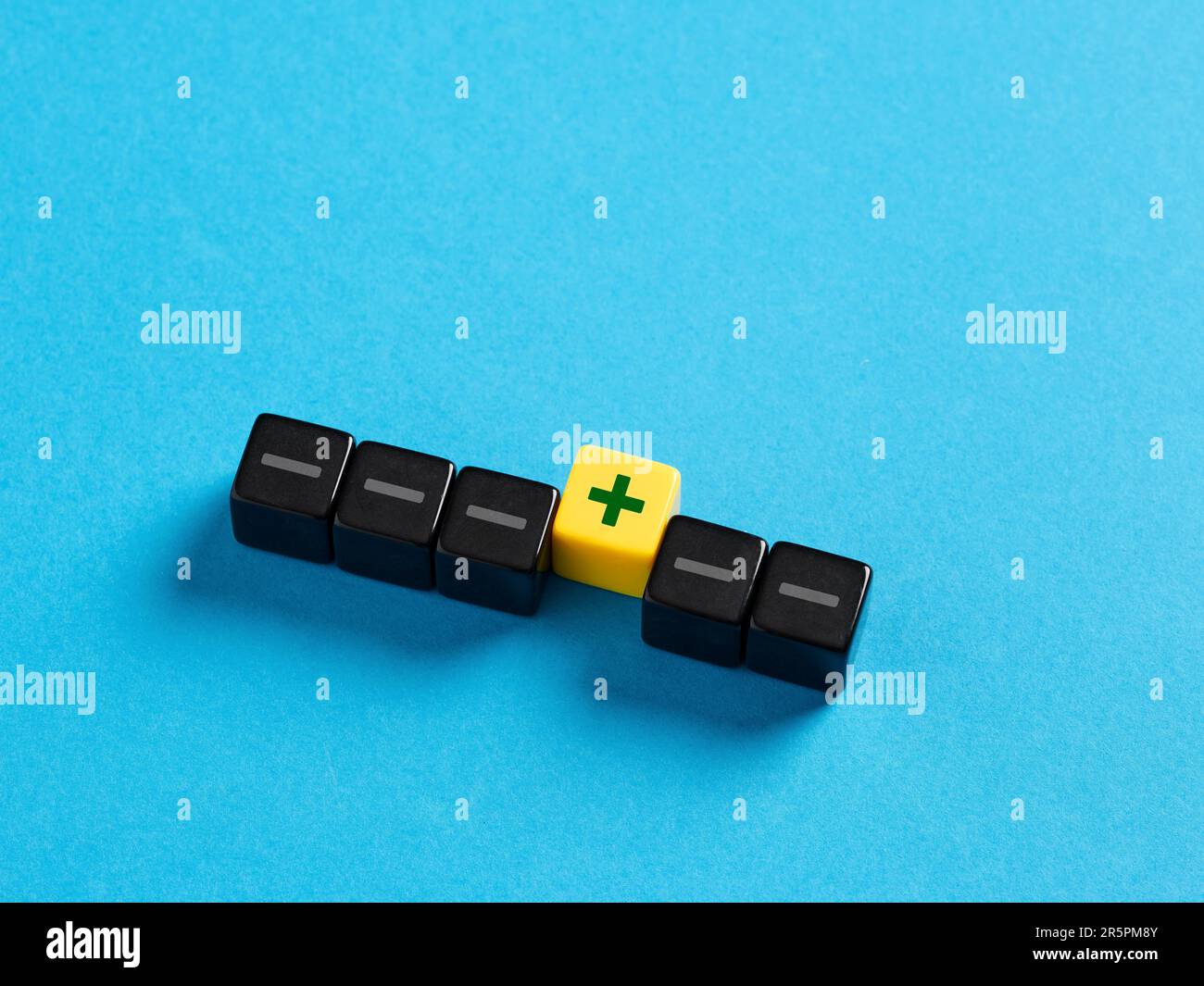 Per trovare la soluzione. Vedere il positivo tra i negativi. Pensiero positivo. Uno più tra i minuses. Vantaggi e svantaggi. Foto Stock