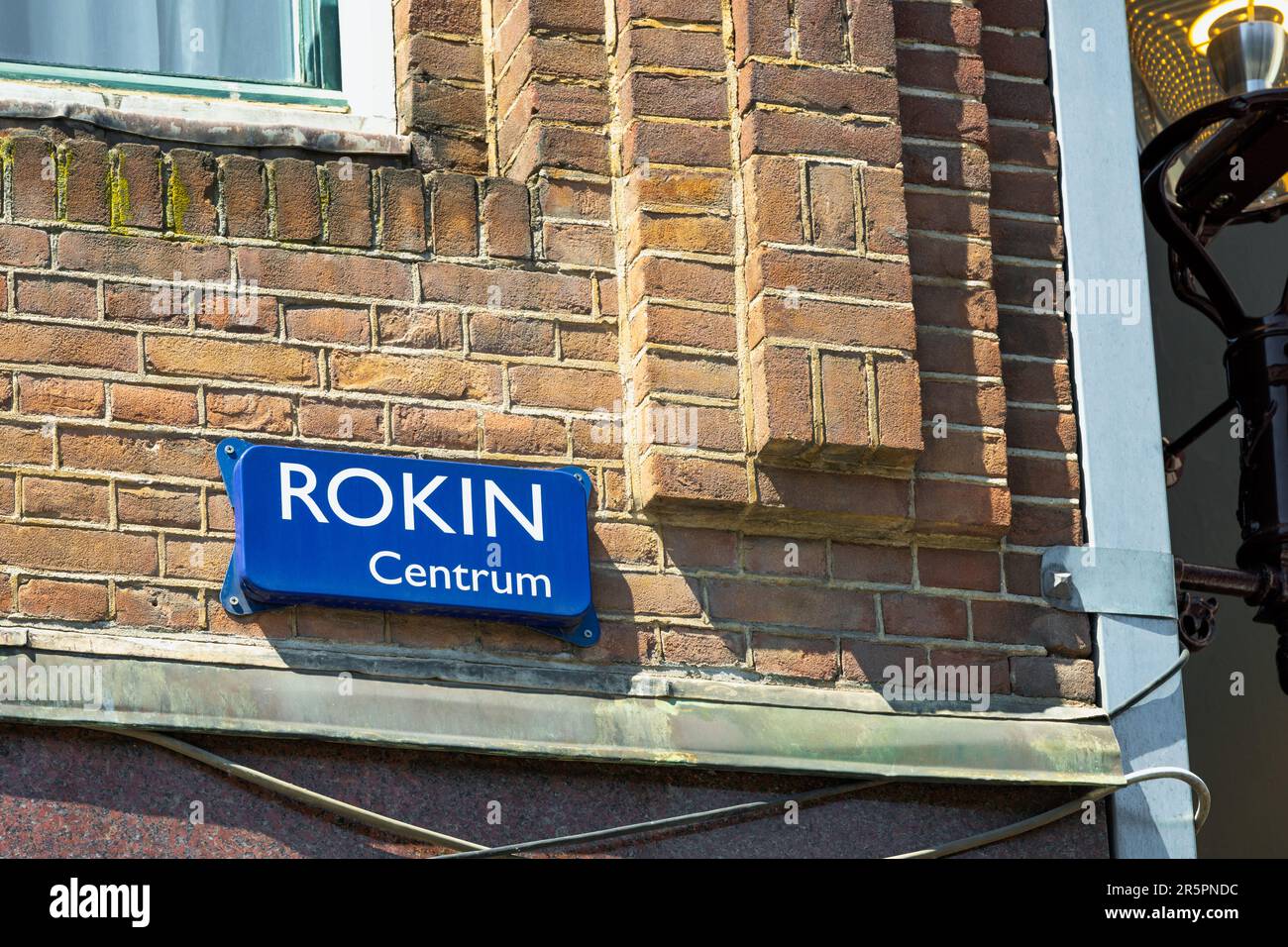 Rokin Street Sign in Amsterdam, Paesi Bassi. Rokin è un canale e una strada principale nel centro di Amsterdam. Rokin dispone anche di una propria stazione della metropolitana. Foto Stock