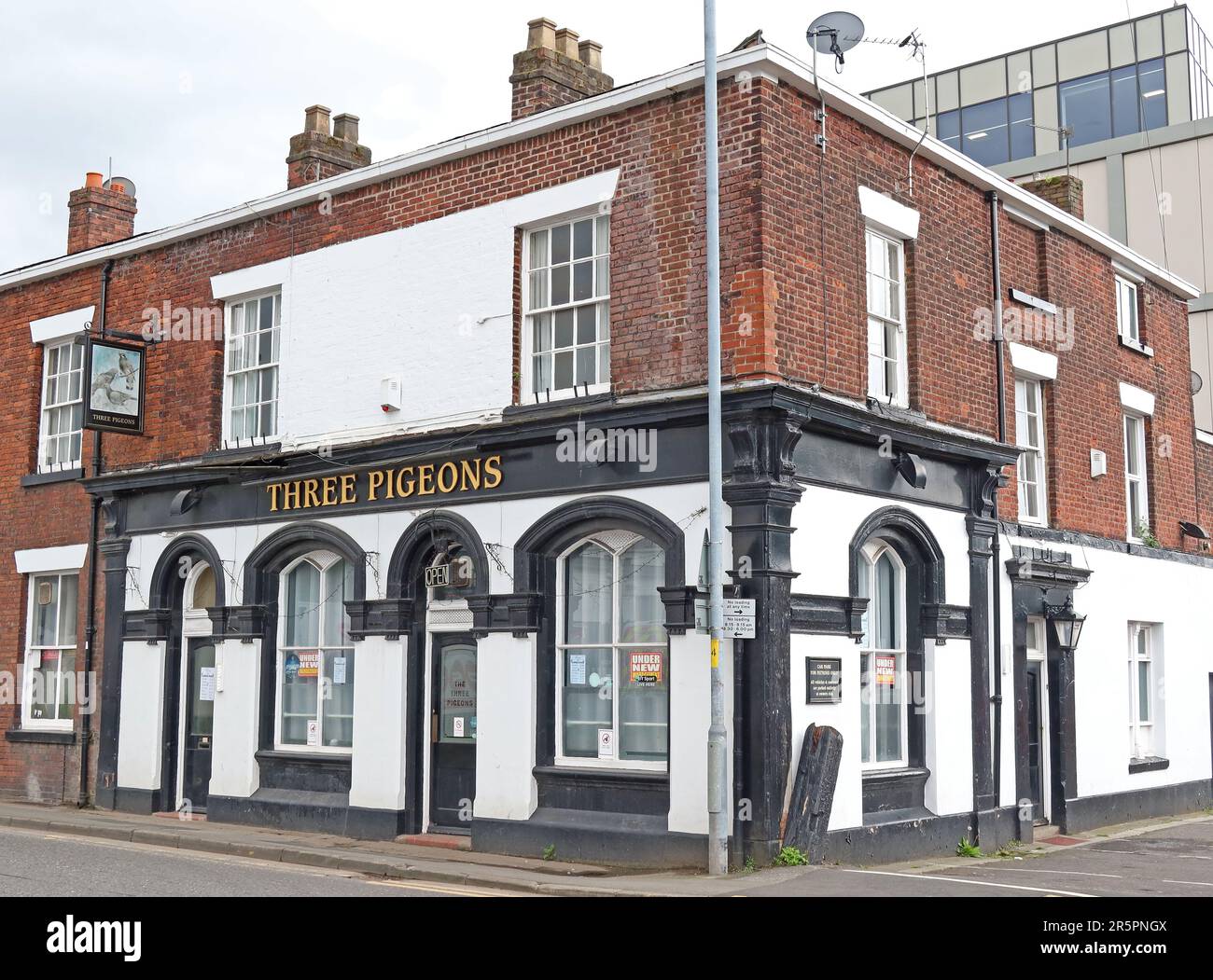 Esterno del pub Three Pigeons in Tanners Lane a Warrington, Cheshire. Foto Stock