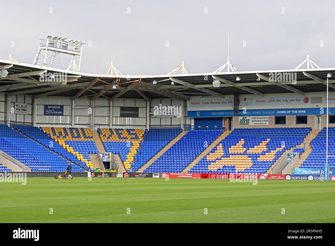 Posti a sedere sponsorizzati all'Halliwell Jones Stadium, sede del Warrington Wolves Rugby League Club, con il marchio Warrington & Co a Warrington Foto Stock