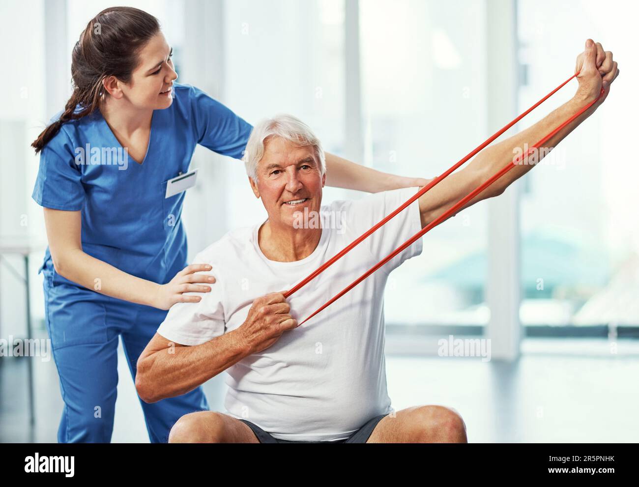 L'età è solo un numero. Ritratto corto di un anziano che lavora al suo recupero con una fisioterapista femminile. Foto Stock